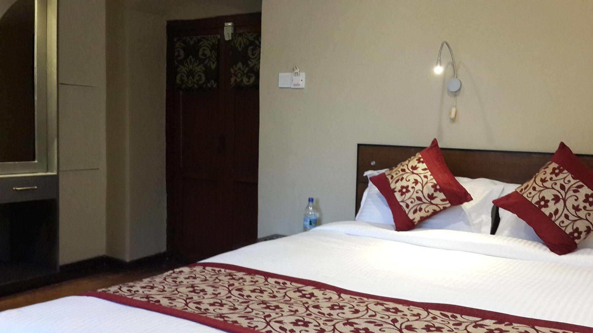Hotel Heranya Катманду Экстерьер фото