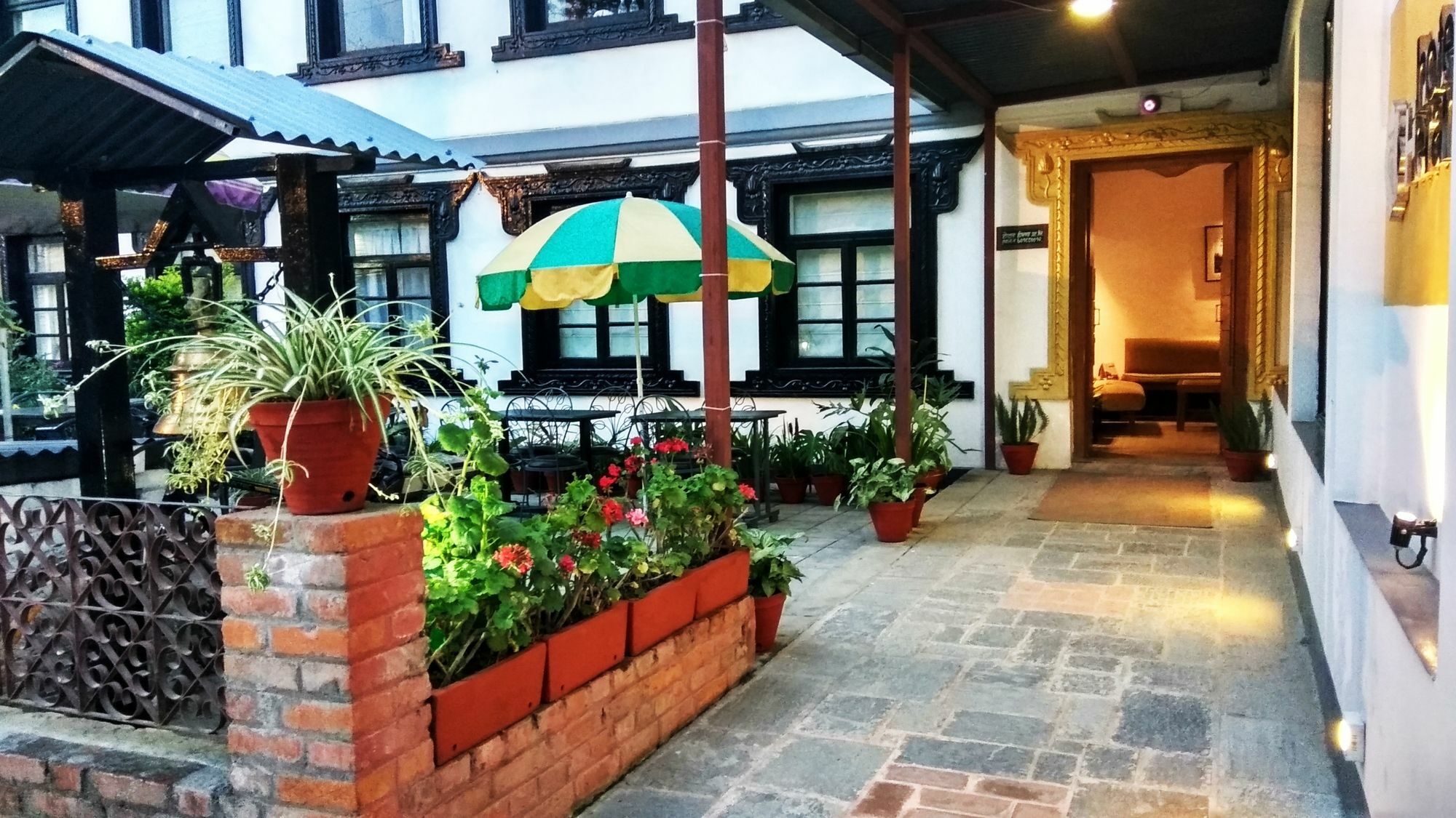 Hotel Heranya Катманду Экстерьер фото